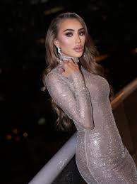 مايا دياب تلفت الأنظار بفستان براق ومجوهرات مبتكرة