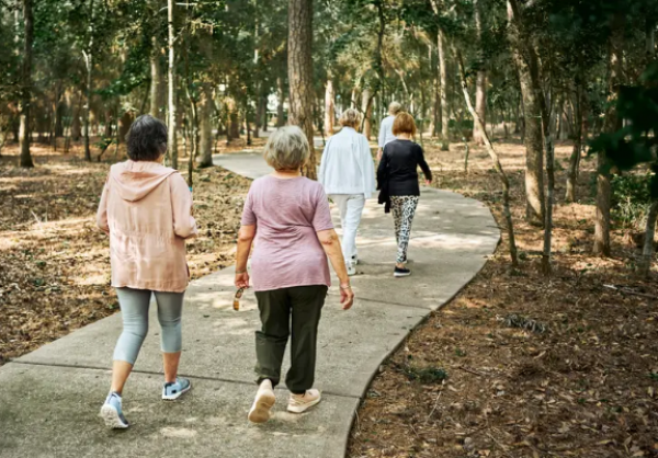 المشي 10 آلاف خطوة يوميًا .. فوائد تتجاوز اللياقة البدنية