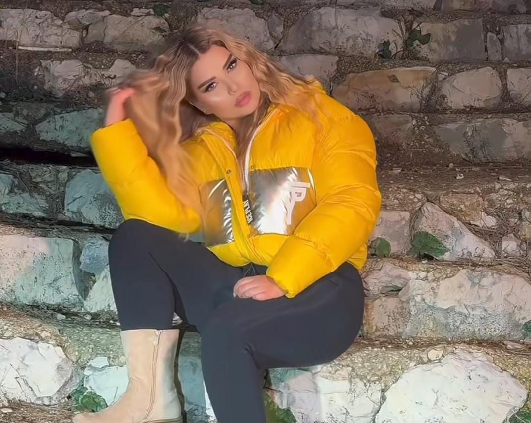 إطلالة أنثوية لافتة… الفنانة مادلين مطر  تخطف الأنظار بإطلالةساحرة