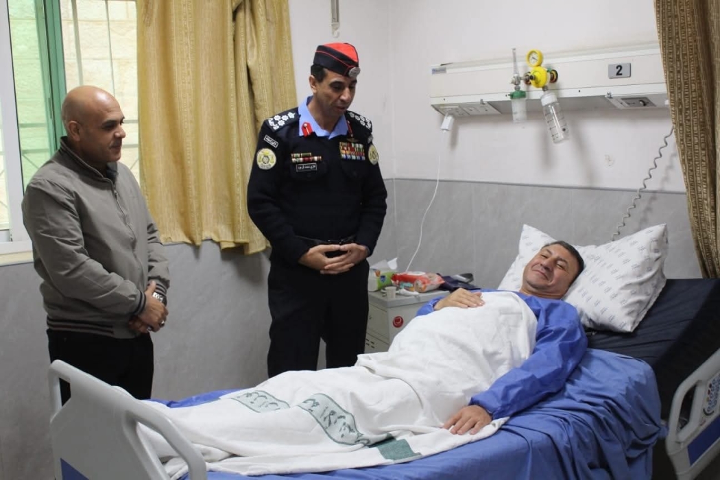 مدير شرطة الكرك يزور العقيد المتقاعد الخطيب.