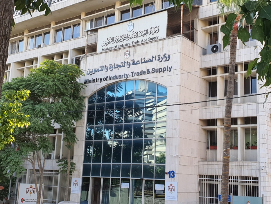 الصناعة والتجارة تطرح عطاء لشراء كميات من الشعير