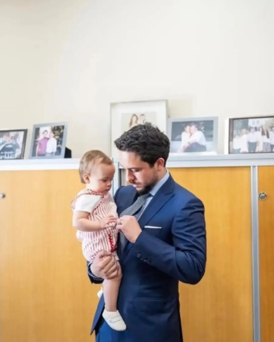 صورة لولي العهد والأميرة إيمان في مكاتب الحسينية