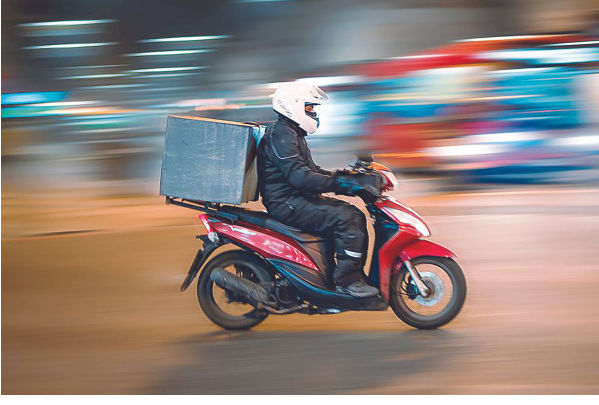 بلدة تعتمد على سائق توصيل واحد لتلبية احتياجاتها