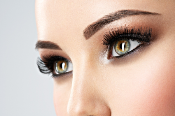 أهم حيل المكياج لإخفاء مشكلة العيون المبطنة