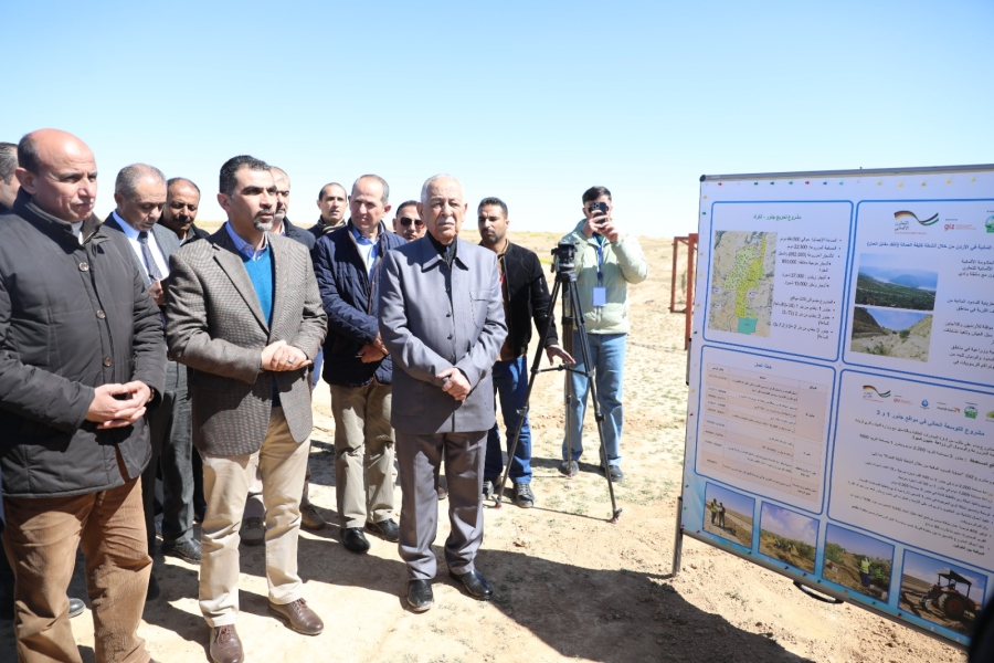 رئيس الديوان الملكي الهاشمي يتفقد تنفيذ المرحلة الرابعة من مشروع جذور بالكرك