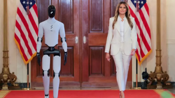 روبوت بشري يرافق ميلانيا ترامب في البيت الأبيض