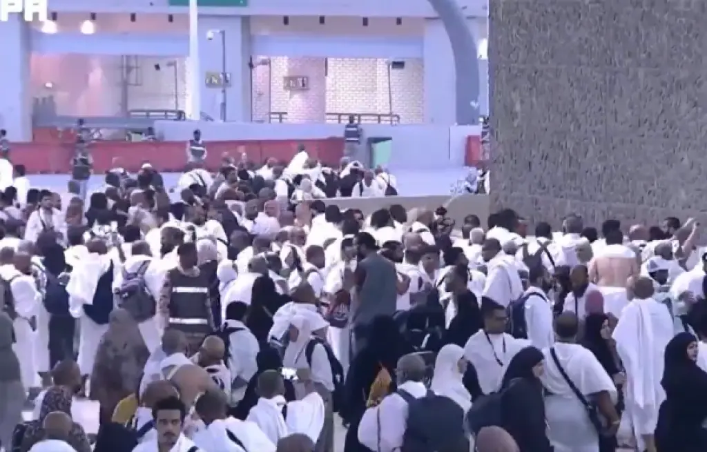 الحجاج يتوافدون إلى منى لرمي جمرة العقبة الكبرى