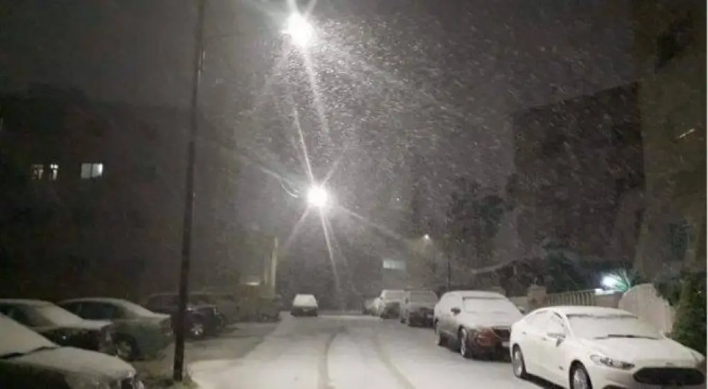 الفرصة الأفضل لتساقط زخات ثلجية في عمان ستكون في الساعة المقبلة - فيديو