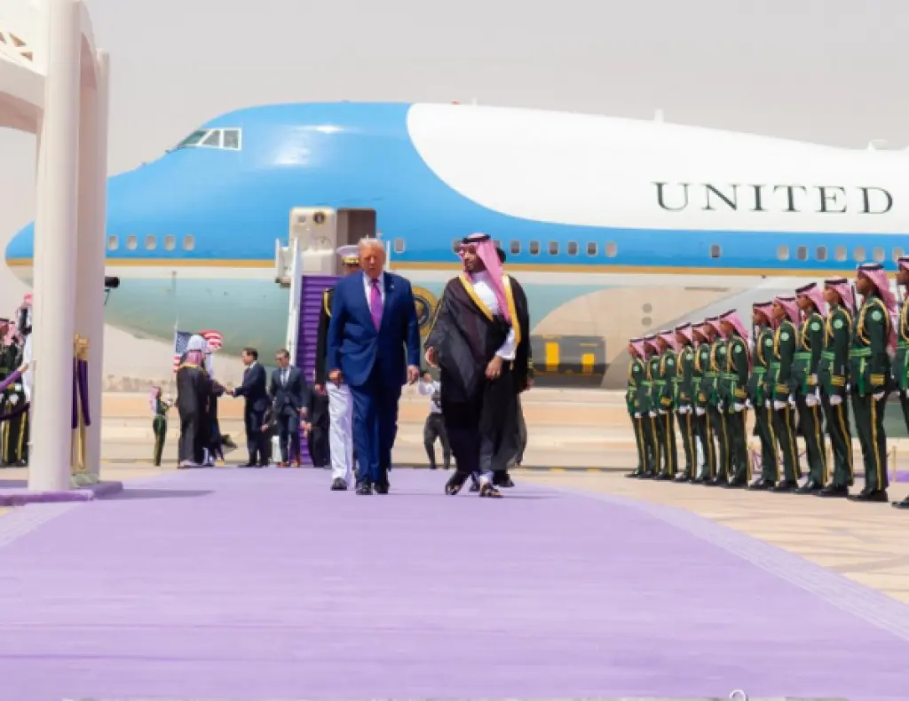 ما سر لون السجاد البنفسجي خلال استقبال ترامب في الرياض؟