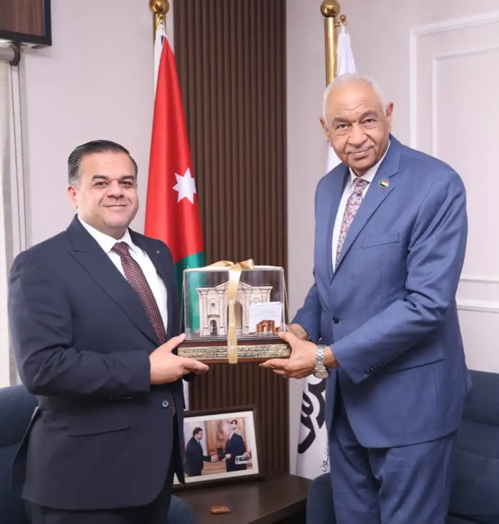 السفير السوداني حسن سوار الذهب يلتقي المدير التنفيذي لمهرجان جرش يزن الخضيري