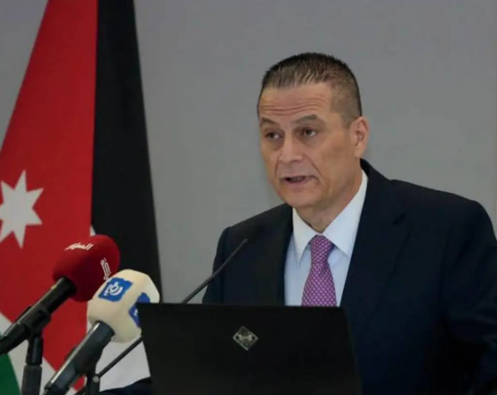 الحكومة تجدد تعيين عادل شركس محافظًا للبنك المركزي
