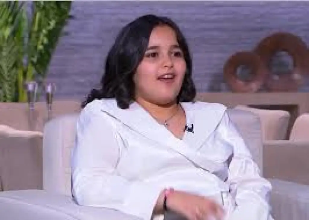 نانسي وتامر يقومان للتصفيق لـ أشرقت أحمد بعد غنائها أما براوة لـ نجاة الصغيرة