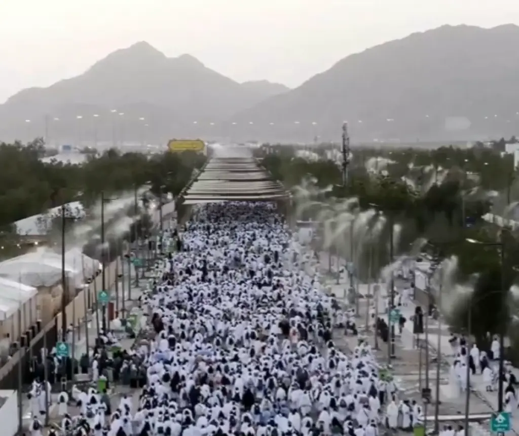 الحجاج ينفرون من عرفات إلى مزدلفة