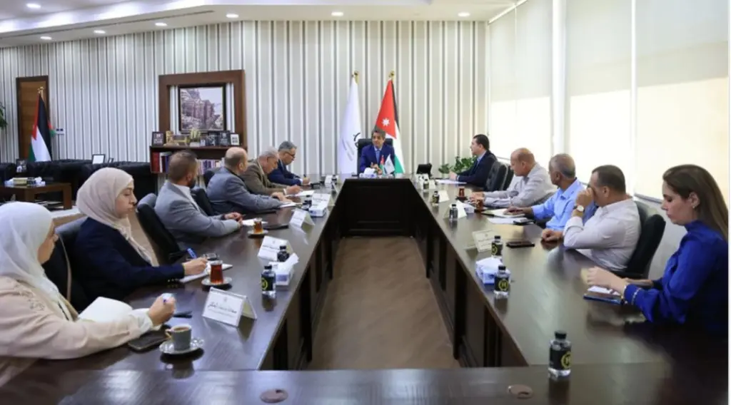وزير الشباب يترأس اجتماع لجنة دراسة تأهيل المجمع الرياضي بجامعة آل البيت