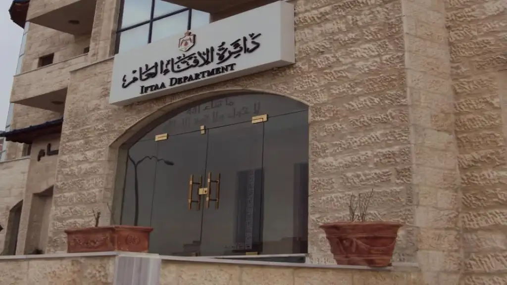 مفتي المملكة يحسم الجدل: الأدب مع النبي واجب.. والإساءة إلى مقامه من كبائر الذنوب