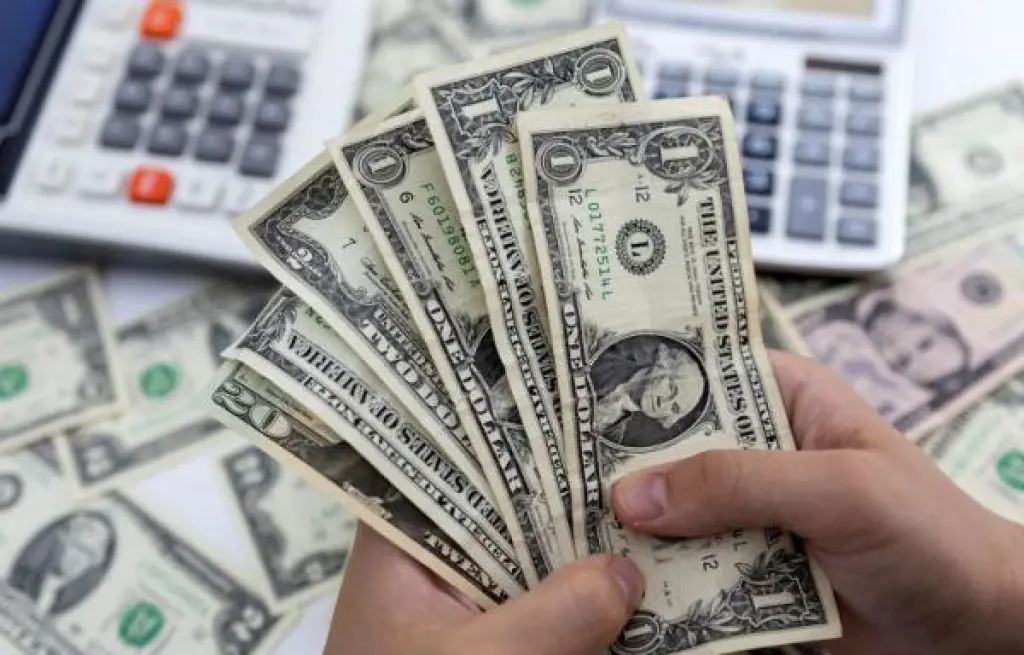 الدولار يتراجع مع توتر الأسواق وتقلص التوقعات برفع الفائدة