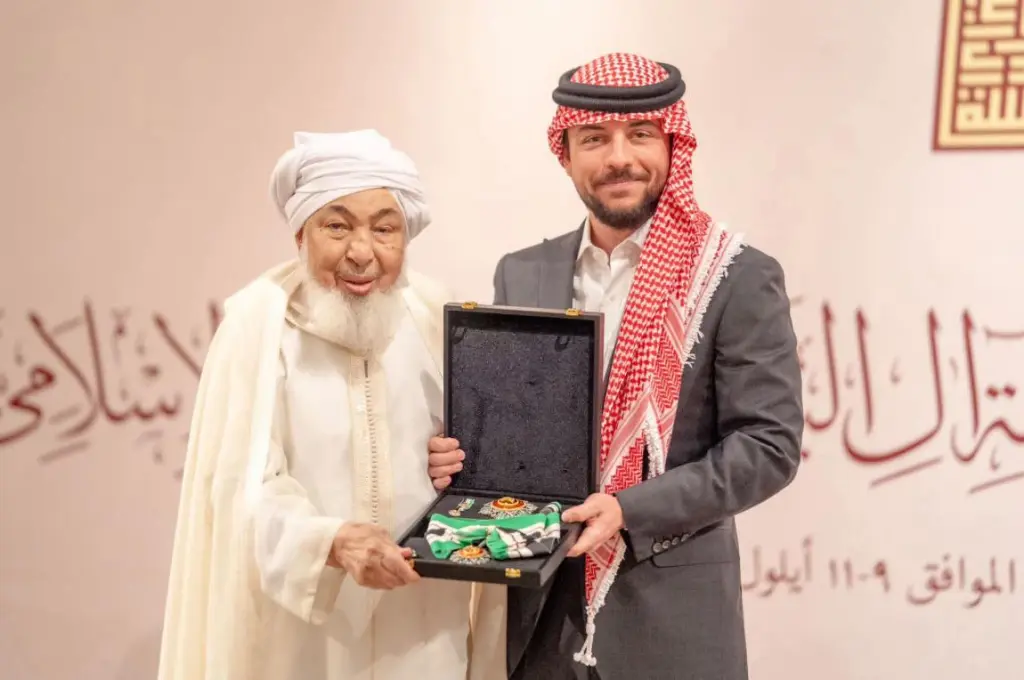 الملك يمنح رئيس مجلس الإمارات للإفتاء وسام النهضة من الدرجة الأولى