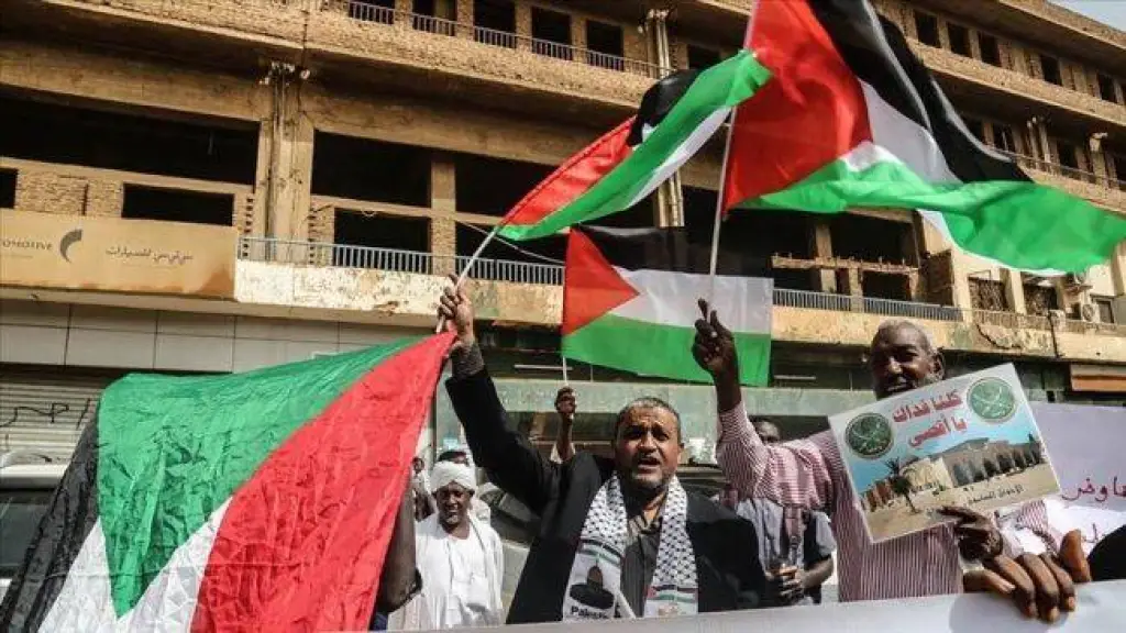 لماذا غضب ثوار السودان لعزل الجيش لهذا الضابط الشاب؟