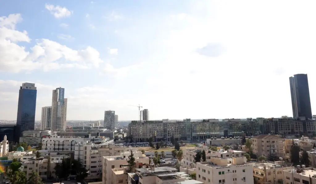طقس معتدل وفرصة لزخات مطرية على جنوب وشرق المملكة اليوم
