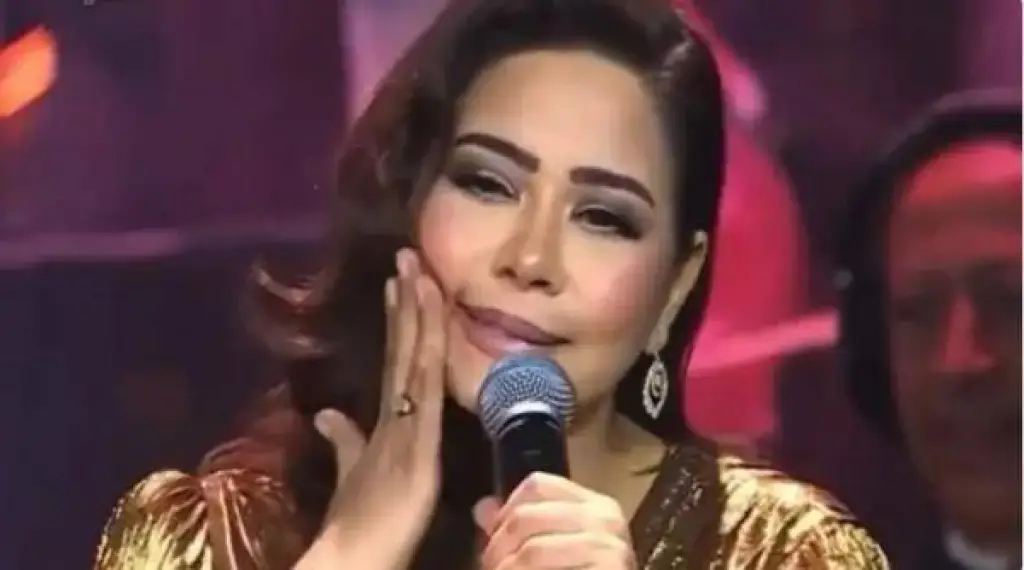 بحركات أثارت الضحك .. شيرين تغني حبه جنة لـ حسام حبيب