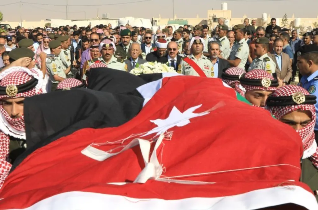 مندوبا عن الملك وولي العهد..العيسوي يشارك في تشييع جثمان اللواء المتقاعد فهد العموش ( صور)
