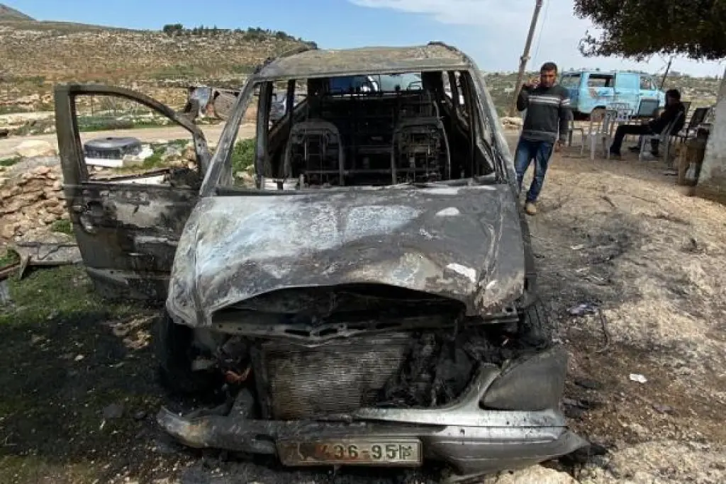 مستوطنون يحرقون مركبة وجزء من منزل لفلسطيني جنوب جنين
