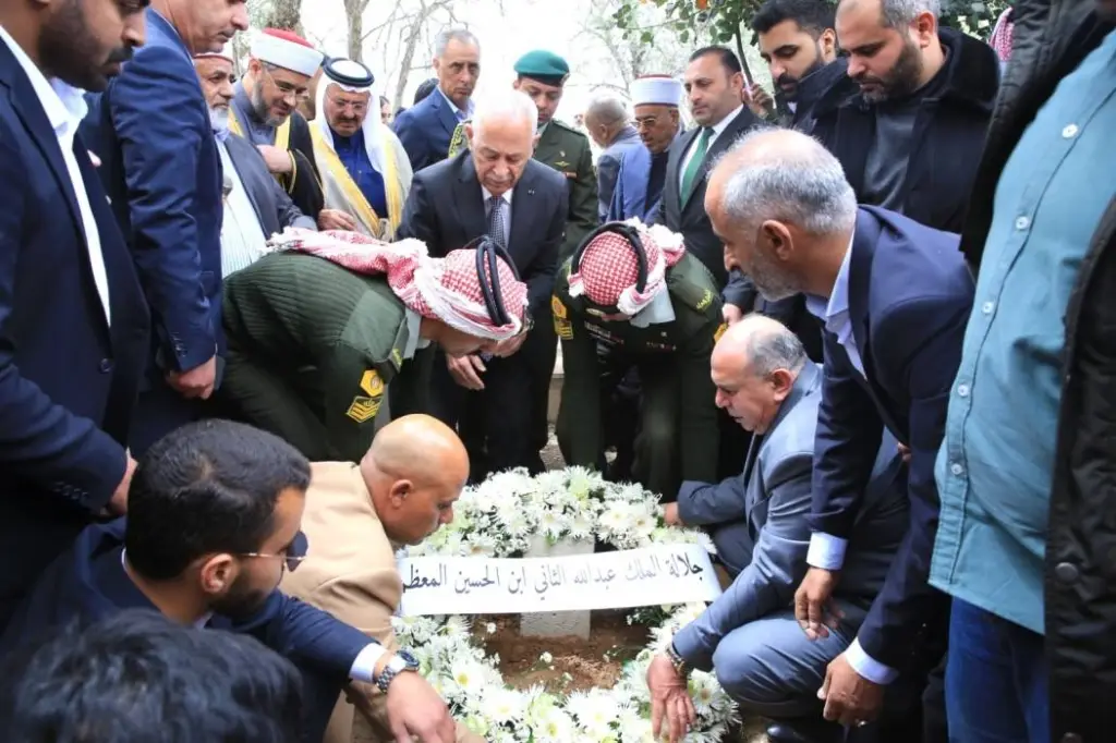 مندوبا عن الملك وولي العهد.. رئيس الديوان الملكي يشارك في تشييع جثمان الوزير عيد الفايز