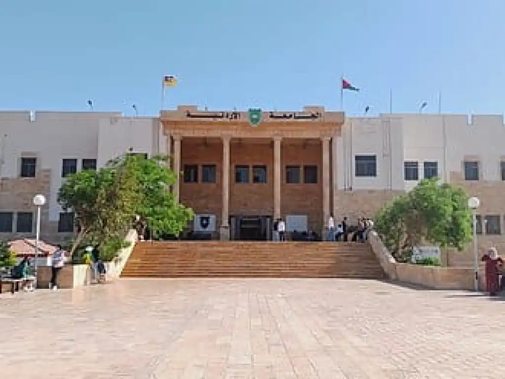 فرع الجامعة الأردنية في العقبة يحتفل بتخريج الفوج الرابع عشر "فوج الهواشم"