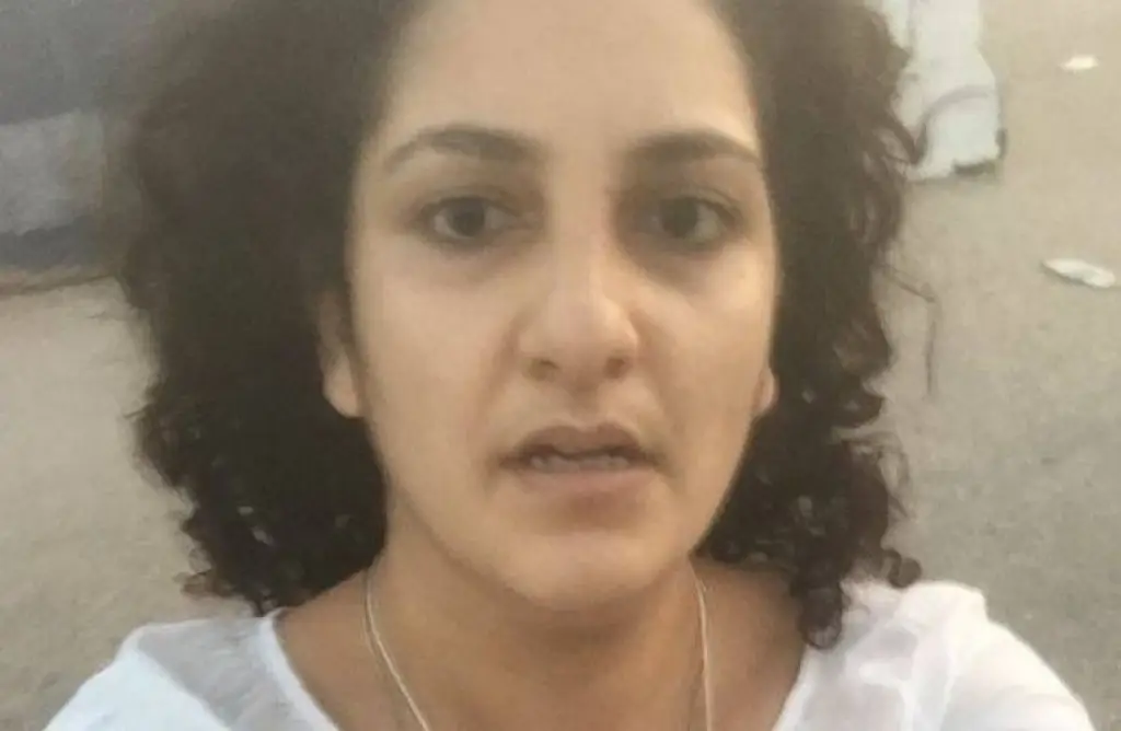 ضرب وسحل والدة علاء عبد الفتاح أمام سجنه (فيديو)