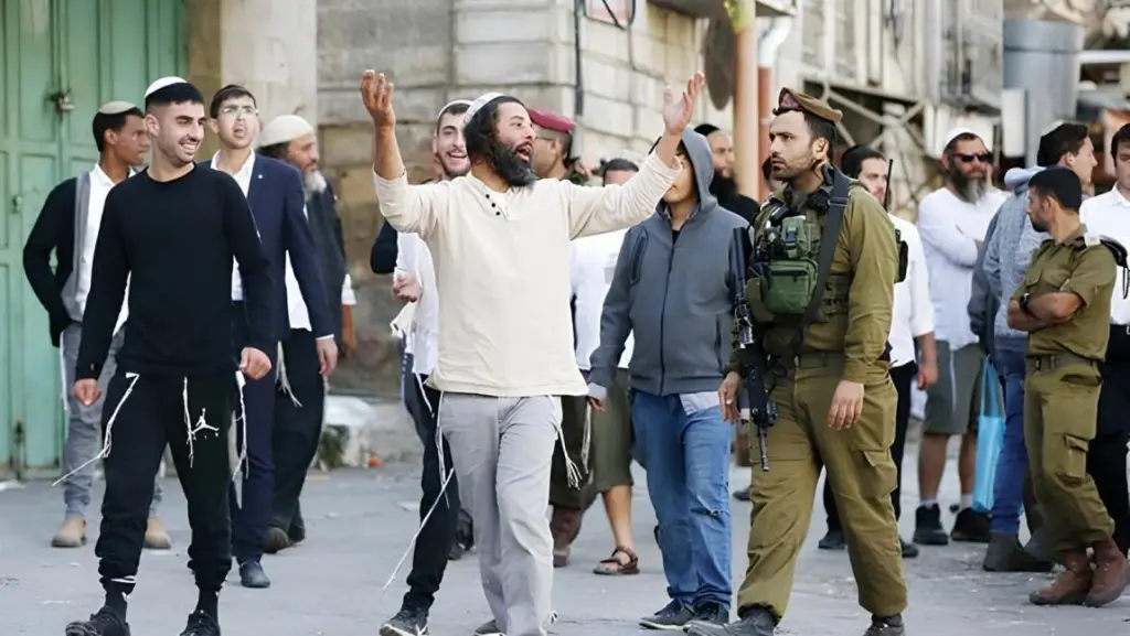 مستوطنون مسلحون يعتدون على الفلسطينيين في الضفة الغربية