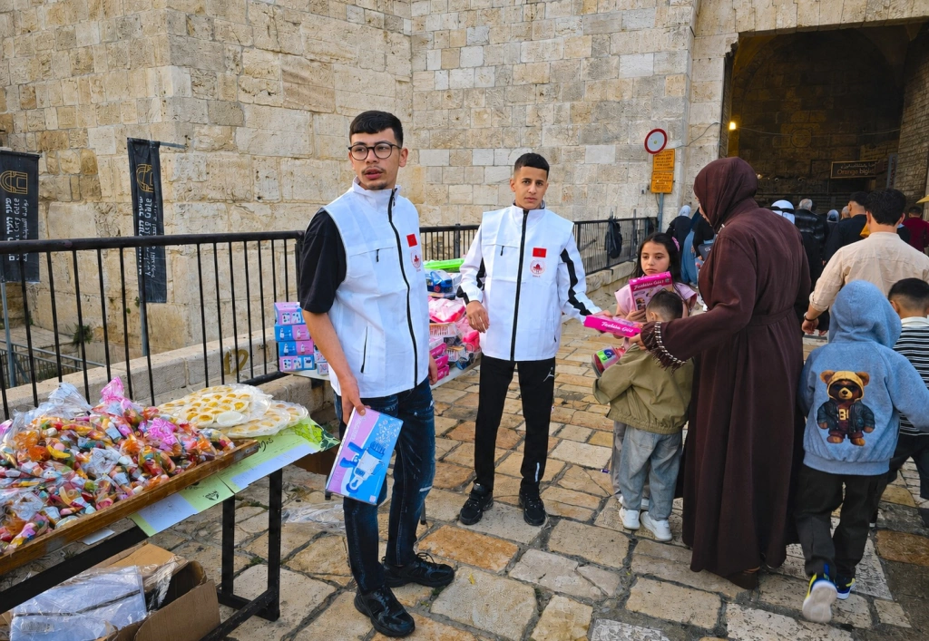 بيت مال القدس توزع ألعابا وهدايا على الأطفال عند بوابات الأقصى بمناسبة عيد الأضحى