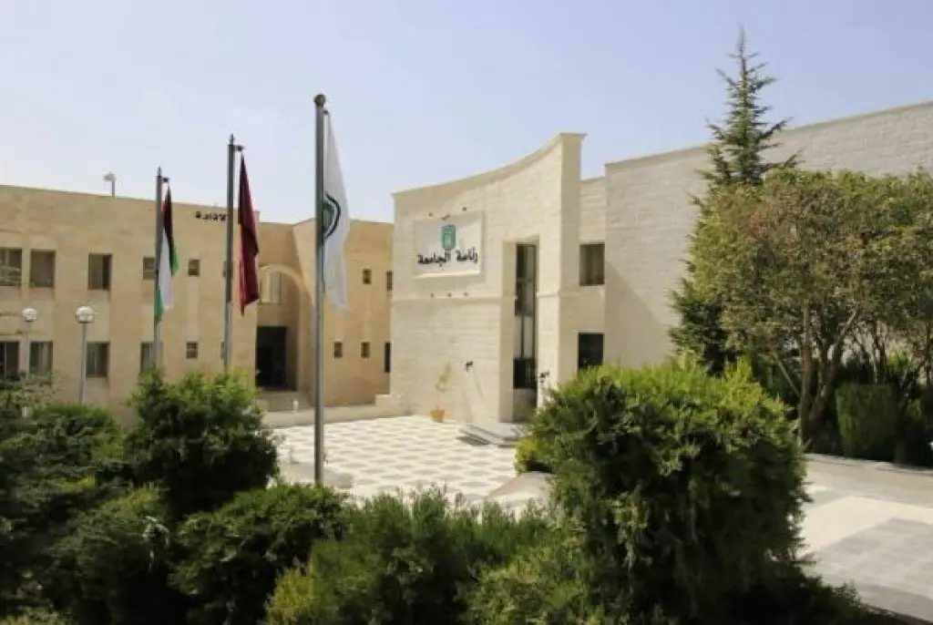 جامعة عجلون الوطنية: لا علاقة لنا بمقاطع الفيديو المتداولة لاحتفالات التخريج في إربد