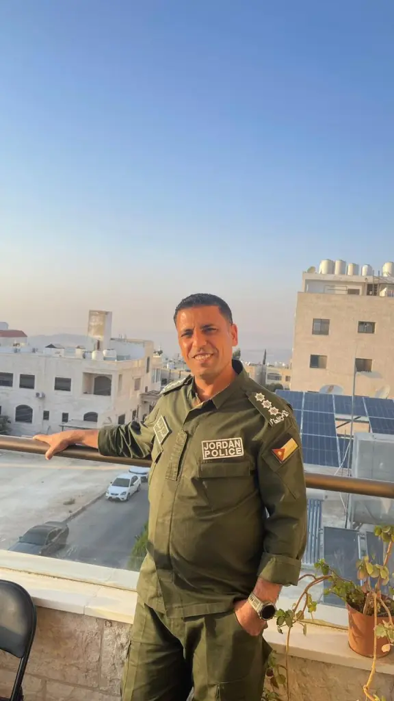 الملازم أحمد الكعابنه يهنئ النقيب محمد الشقور بمناسبة ترفيعه الى رتبة نقيب في الامن العام