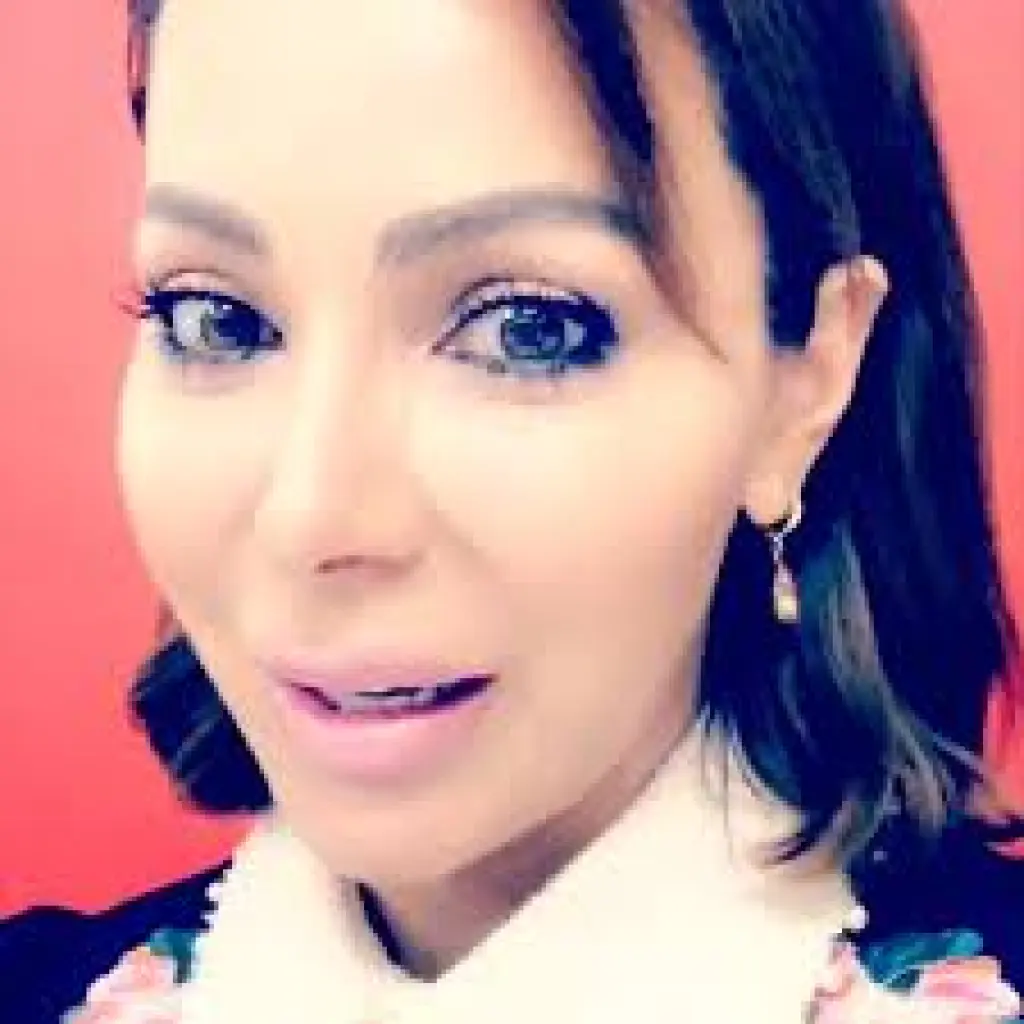 فيديو| صدمة فنانة شهيرة بعد سرقة مجوهراتها بمطار القاهرة