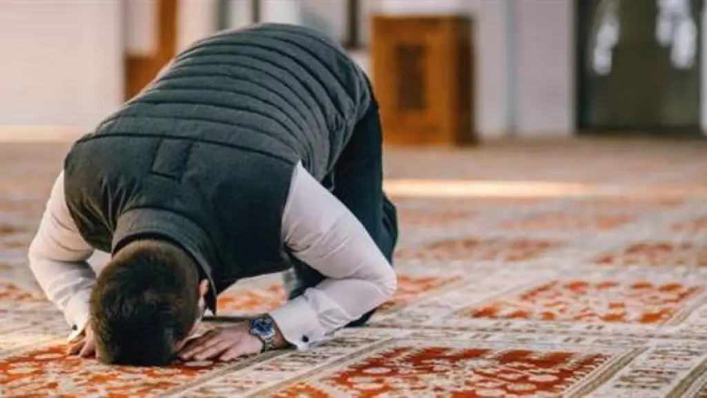 حكم طلب المرأة للطلاق من زوجها غير المصلي - فيديو