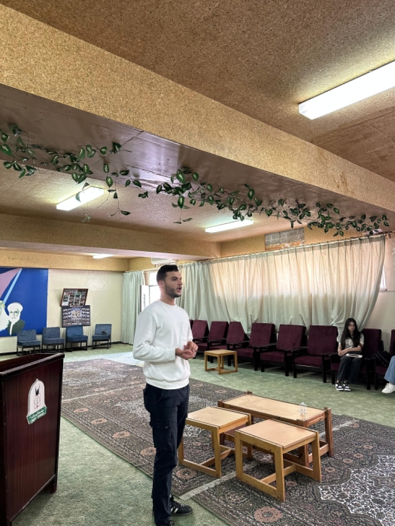 الطالب أحمد القضاه يعرّف ببرنامج السابلة في جامعة اليرموك