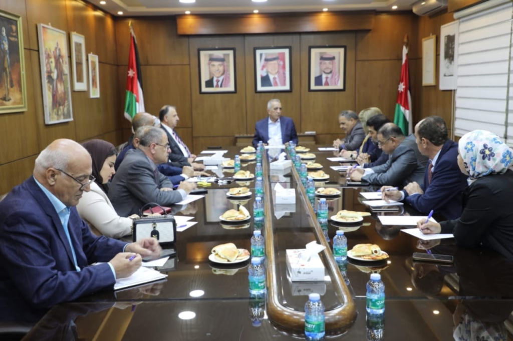 الرواشدة يستقبل وفدًا من حزب المحافظين الأردني