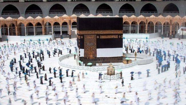 المغنية أحلام تعلن إسلام مدبرة منزلها من داخل المسجد الحرام