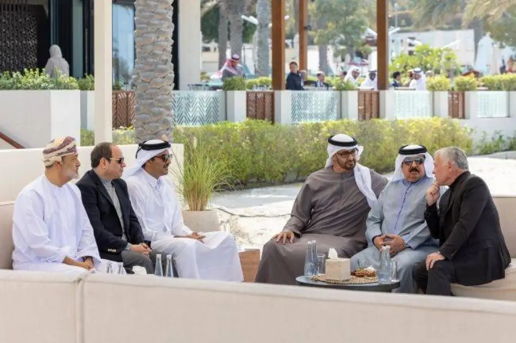 ما قصة سماعات اذن الملك ؟