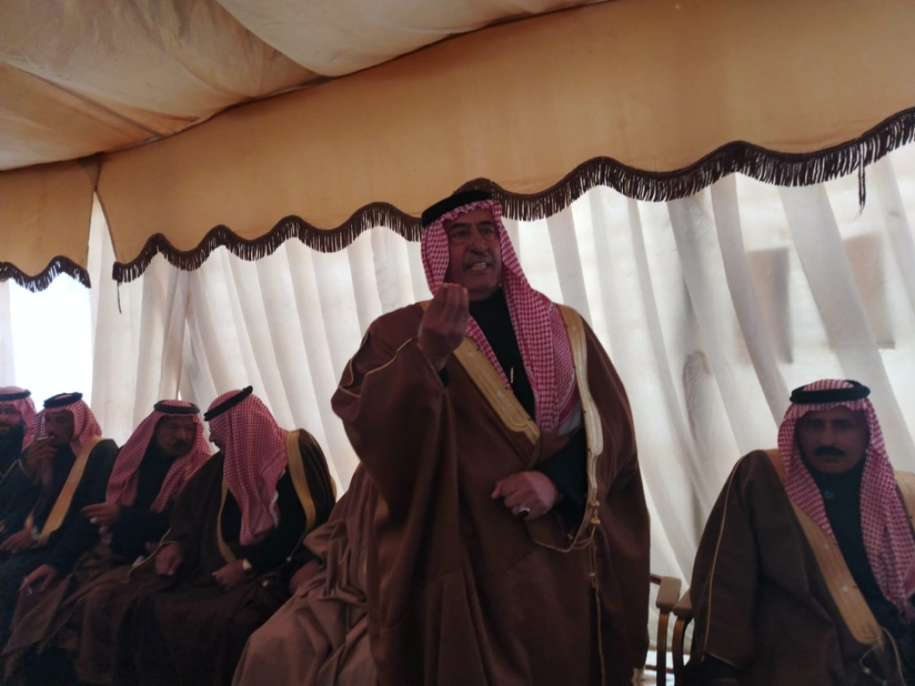 الشيخ القاضي يقود جاهة صلح عشائرية بين قبيلتي الشرفات والعظامات في البادية الشمالية
