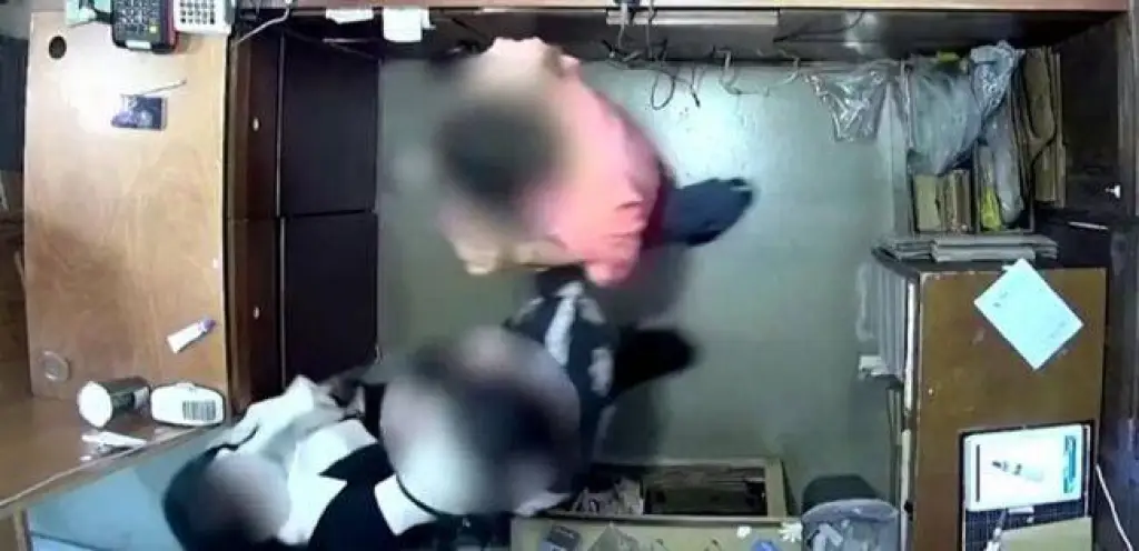 بالفيديو.. زوجة سفير تعتدي على موظّفة وتتسبب بإقالة زوجه