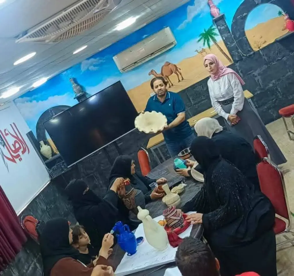 ورشة تدريبية متخصصة بفن الرسم على الفخار و تزيينه في المفرق