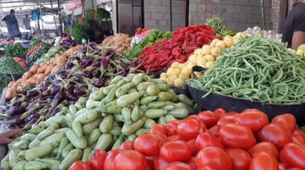 أسعار الخضار والفواكه في السوق المركزي الاربعاء