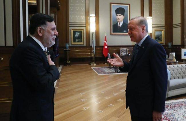 أردوغان يعلق على لحية السراج.. ويشير بيده إلى لوحتين (فيديو)
