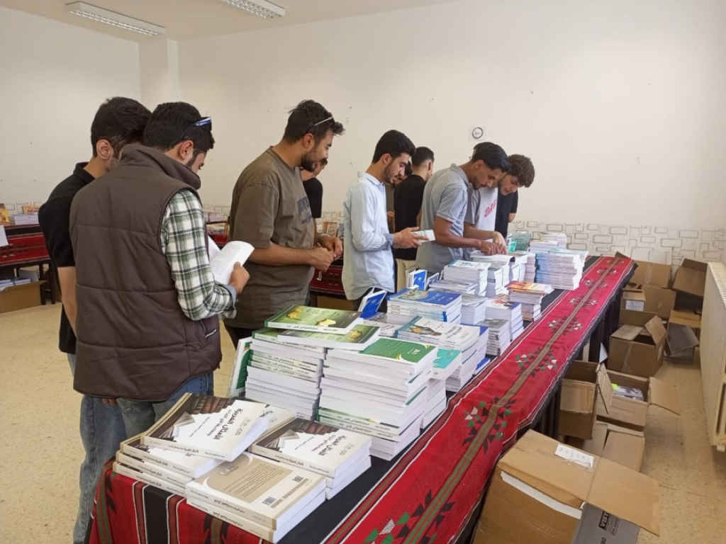 إقبال واسع على معرض مكتبة الأسرة الأردنية في جامعة الطفيلة التقنية ومركز شابات الطفيلة النموذجي