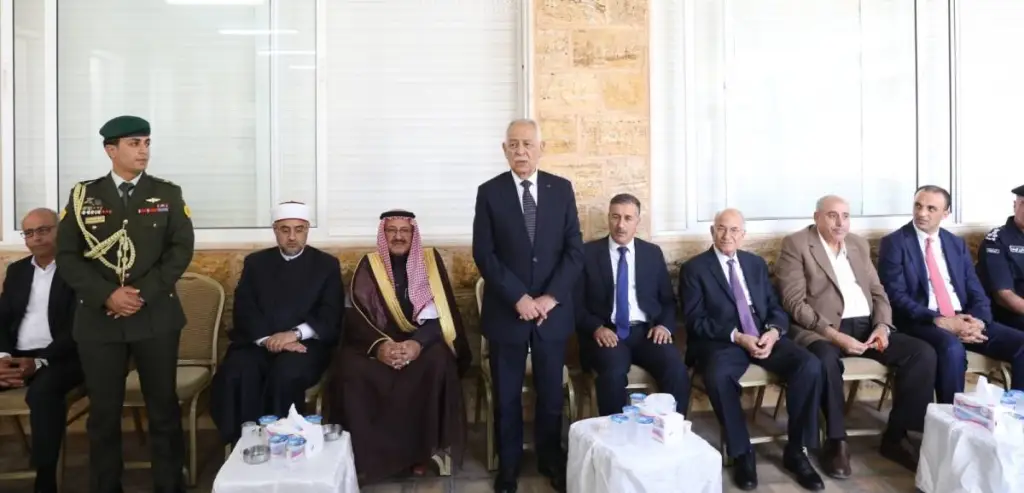 مندوبا عن الملك وولي العهد.. العيسوي يعزي عشيرة ابو حمور