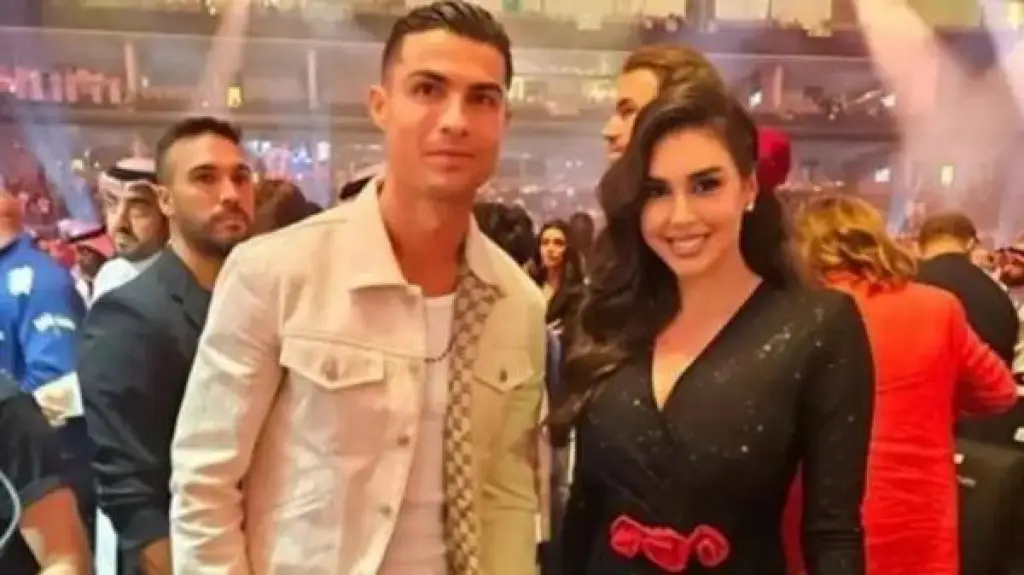 ياسمين صبري تستغل غياب جورجينا للتصوير مع رونالدو
