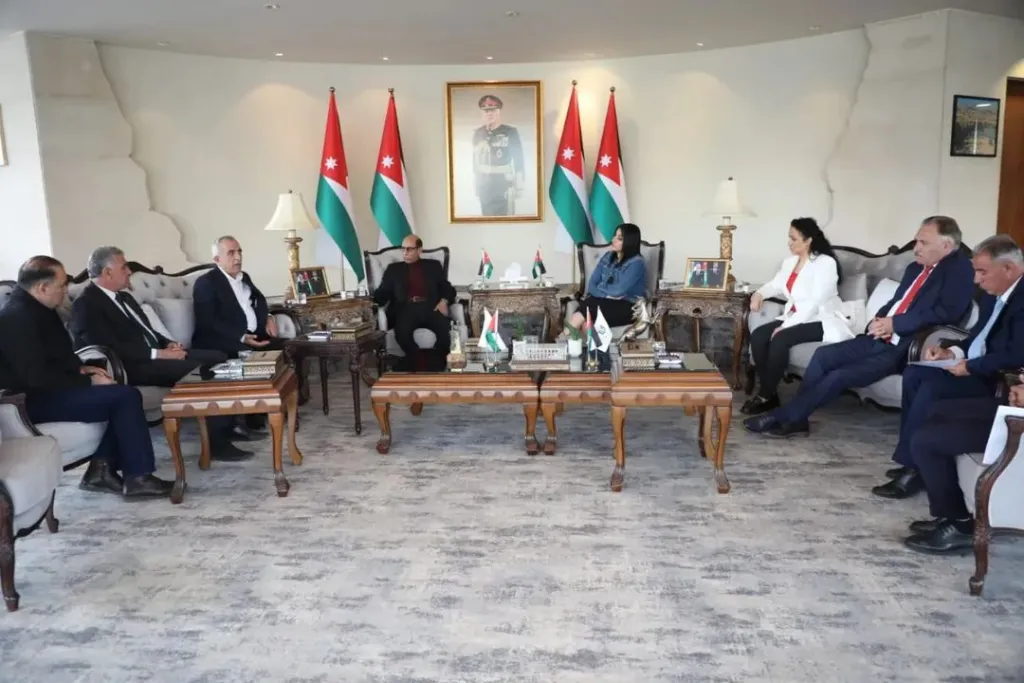 الرواشدة يلتقي فرقة المسرح الحر