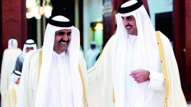 بالفيديو.. رد فعل مثير لأمير قطر لدى رؤيته والده في مباراة رياضية