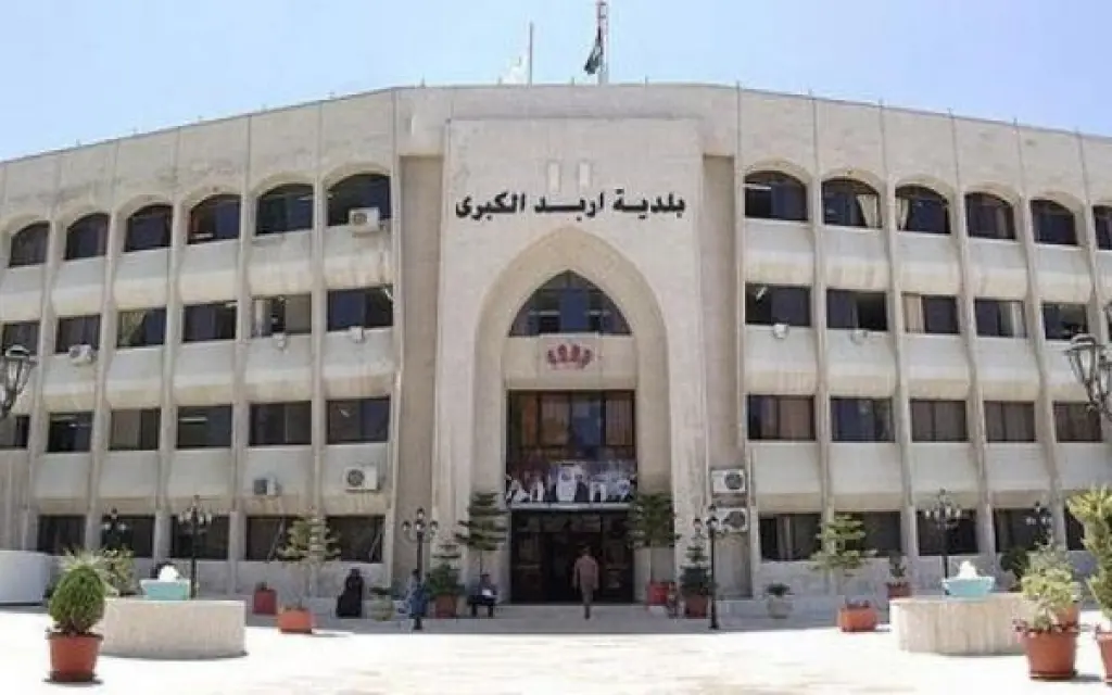 خلاف على نقل عمود يدخل موظف ببلدية إربد إلى المستشفى